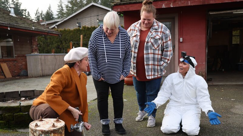 Leslie, Lindsay, and the Larsons stand and squat around the Bomb Shelter manhole. – Bild: Discovery, Inc. All Rights Reserved.