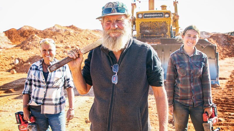 Der Feuerwehrmann löscht das Feuer – Bild: Warner Bros. Discovery