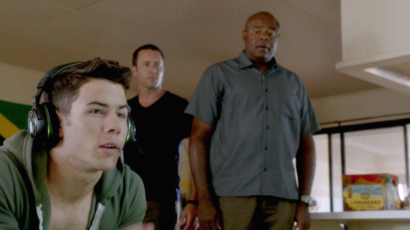 Bei den Ermittlungen in einem neuen Fall müssen Steve (Alex O’Loughlin, M.) und Lou Grover (Chi McBride, r.) zusammenarbeiten, um einen Computer-Hacker (Nick Jonas, l.) zu stoppen … – Bild: 2013 CBS BROADCASTING INC. All Rights Reserved. Lizenzbild frei