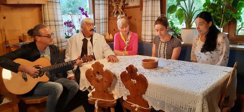 L-R: Buchautor Walter Widemair, Hermann Walder plus Familie – Bild: ATV