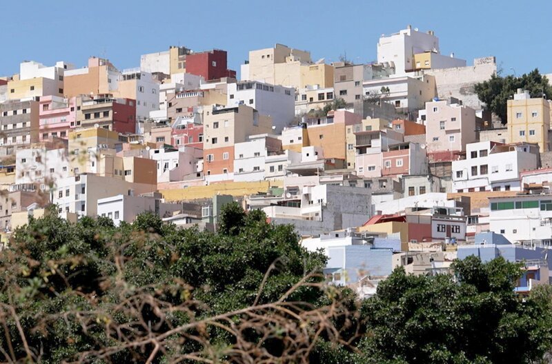 Der spanische Maler Jorge Oramas war einer der wichtigsten Vertreter der kanarischen Avantgarde der 1930er Jahre. Auf seinen Bildern leuchten die Landschaften seiner Heimat in der Mittagssonne. – Bild: Elephant Doc