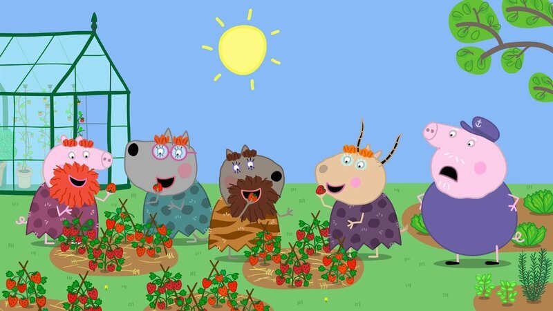 Oma Wutz (li.) und ihre Freundinnen (mi.) tun heute so, als ob sie in der Steinzeit leben. Sie sammeln Früchte in Opa Wutz’ (re.) Beet, was ihn nicht so sehr freut. – Bild: SUPER RTL