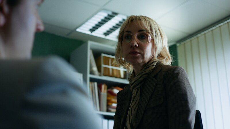 Der Chefin vom Jugendamt, Frau Rottenborn (Kathrin Angerer), ist die WG längst ein Dorn im Auge. – Bild: ZDF und Edgar Fischnaller, Jonas Kolahdo
