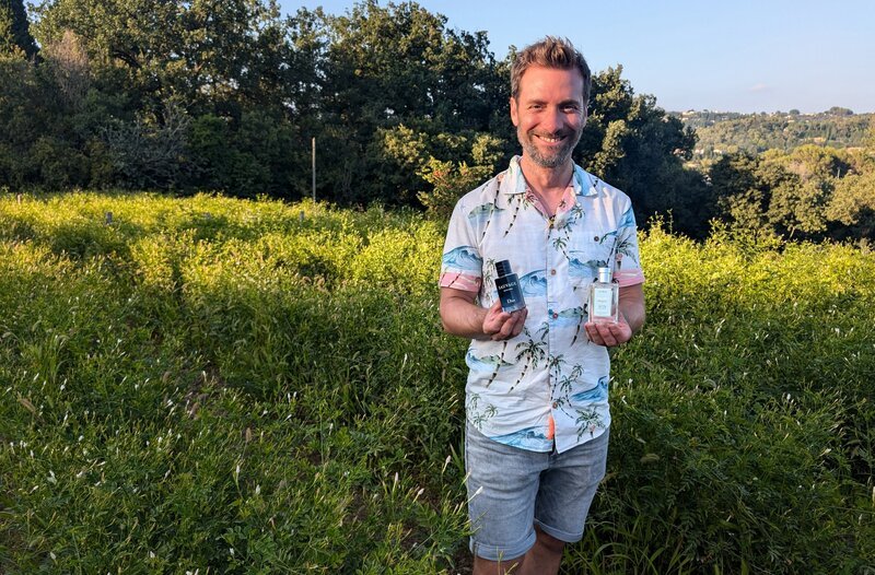 Erlesene Duftstoffe oder doch nur teures Marketing? Wie setzt sich der Preis eines Parfüms zusammen? Daniel Aßmann findet es in „Ausgerechnet Parfüm“ heraus. – Bild: WDR/​Bettina Freund/​Bavaria Entertainment GmbH