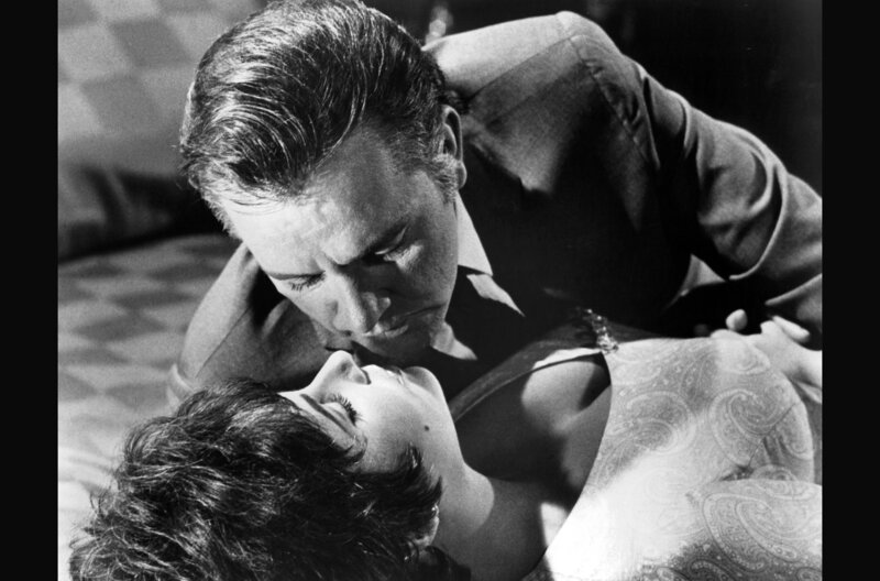 Elizabeth Taylor und Richard Burton in dem Film „Die Stunde der Komödianten“ im Jahr 1967: die beiden verband eine leidenschaftliche Liebe voller Hochs und Tiefs. – Bild: Getty Images