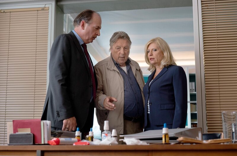 (v.l.n.r.) Markus Gellert (Herbert Knaup); Horst Sadner (Hansjürgen Hürrig); Isabel von Brede (Sabine Postel) – Bild: Sat.1 emotions