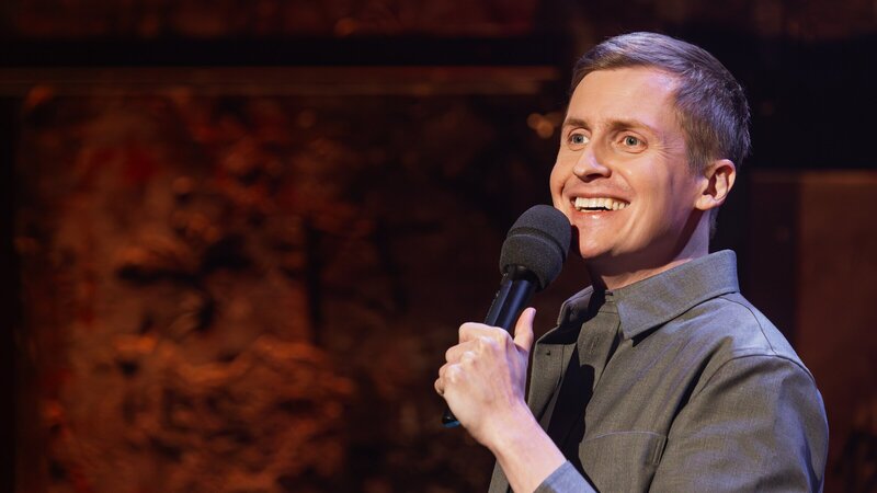 Bereit für seine Happy Hour: Gastgeber und Stand-Up-Comedian Till Reiners – Bild: ZDF und Hannes Thun