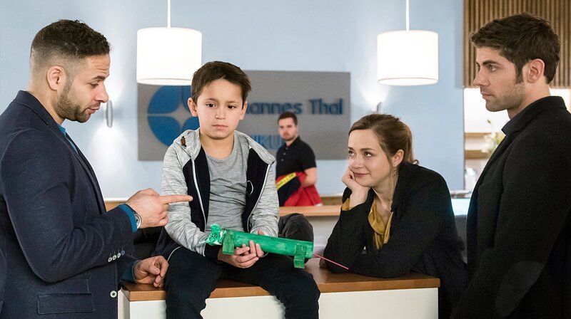 Matteo (Mike Adler, l.) und Niklas (Roy Peter Link, r.) raten, was für ein Tier Sami (Maarmar Abbou, 2.v.l.) gebastelt hat. Es ist ein Chamäleon, das Lieblingstier seiner Mama … (mit Sarina Radomski, 2.v.r.). – Bild: ARD/​Jens Ulrich Koch