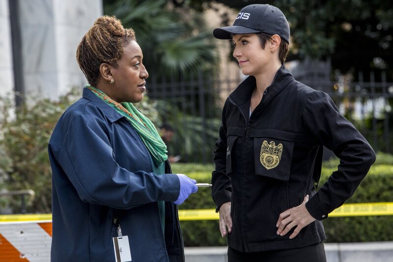 Als ein NCIS-Agent während einer Eskort-Mission ums Leben kommt, beginnen Brody (Zoe McLellan, r.) und Wade (CCH Pounder, l.) mit den Ermittlungen … – Bild: CBS Broadcasting Inc.