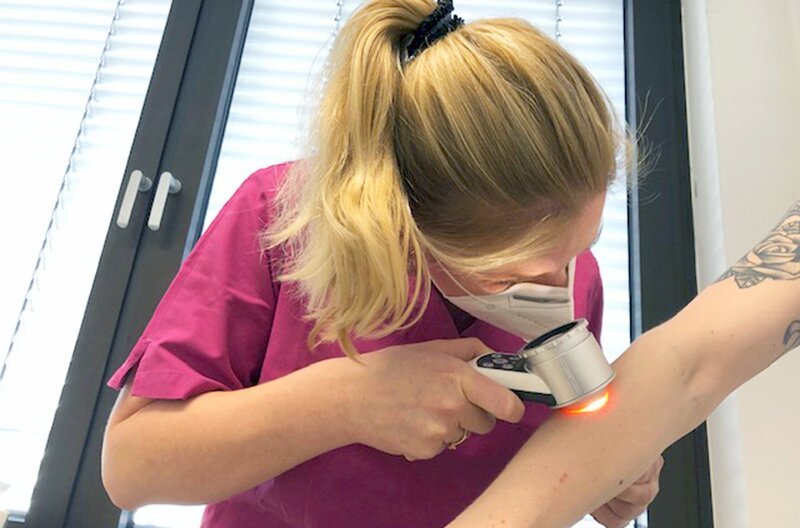 Dr. Susanne Greve, Fachärztin für Dermatologie, Venerologie und Phlebologie. Ihr Hauptaugenmerk liegt auf der Früherkennung von Hautkrebs. – Bild: HR/​Susanne Greve
