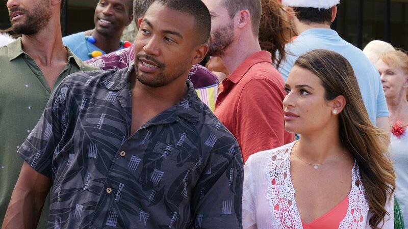 Vorne: Jeff Williams (Charles Michael Davis) und Olivia Anderson (Lea Michele) – Bild: Disney