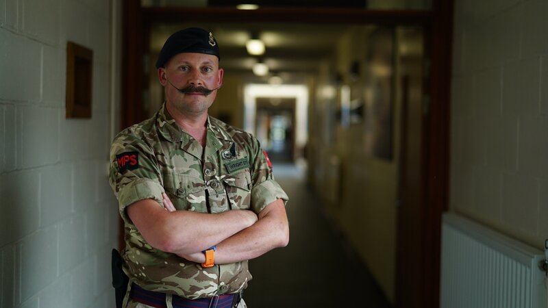 Sergeant Wright führt die Beurteilungsakten der Häftlinge, die Grundlage für die Entscheidung über deren Zukunft. – Bild: ZDF und Emporium Productions Ltd.