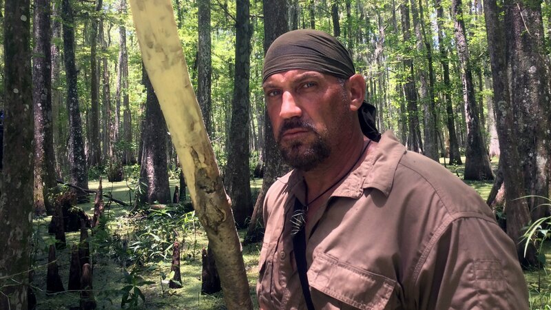 EJ Snyder stehend mit Speer. – Bild: Discovery Communications