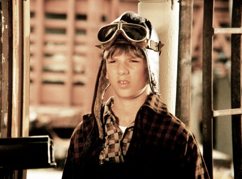 Weil sich niemand in der Familie um ihn und seine Sorgen kümmert, beschließt Jim-Bob (David Harper), auszureißen und sein Glück in der Fremde zu suchen … – Bild: Sat.1 Gold