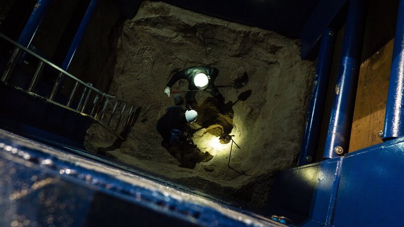Cameron Prince (left) and Jack Murphy (right) in shoring hole at Rocky Point Fire District digging for clues. (nighttime) – Bild: Discovery Communications