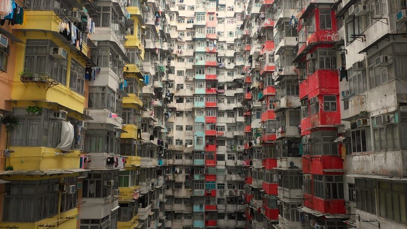 Abermillionen Klimaanlagen sorgen in Metropolen der Welt – hier in Hongkong – zu einer Erwärmung, die bis zu 10 Grad wärmer ist, als in der Umgebung. – Bild: ZDF und Stef Hoffer