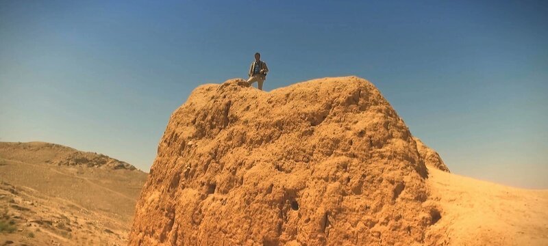 Landwirtschaftsexperte Ousman Khourramov (li.) erklärt Alfred de Montesquiou (re.), dass Samarkand aufgrund des Schmelzwassers aus dem Pamir-Gebirge und dem Himalaya von einer Ebene umgeben ist, in der alle Früchte wachsen, die man sich nur wünschen kann. – Bild: Electron Libre Productions
