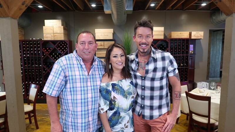Moody Farrow (left), Aurora Farrow (center), and host David Bromstad (right) pose at deliberation. – Bild: Scripps Networks, LLC