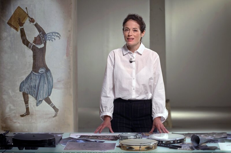 Anhand der Beleuchtung typischer Samba-Perkussionsinstrumente zeichnet Historikerin Anaïs Fléchet die Geschichte eines Volkes nach. – Bild: Les Films d’Ici
