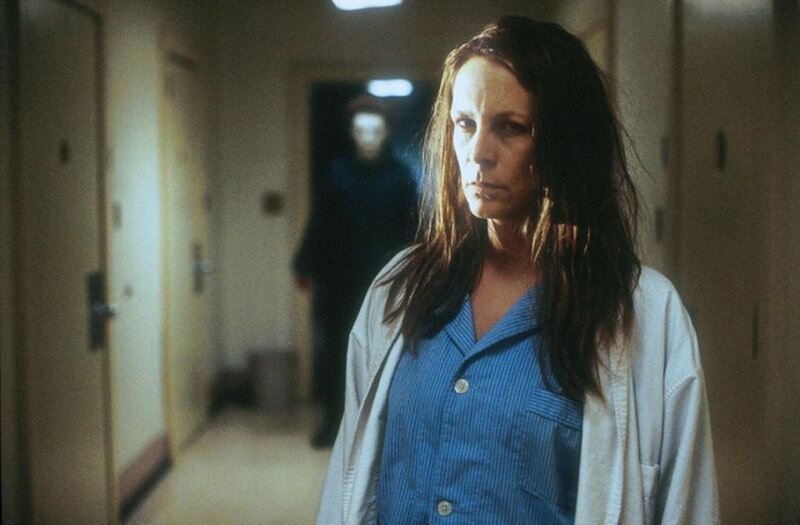 Laurie (Jamie Lee Curtis) ist die einzige Überlebende des Halloween-Massakers. Halloween – Resurrection Jamie Lee Curtis – Bild: Kineos