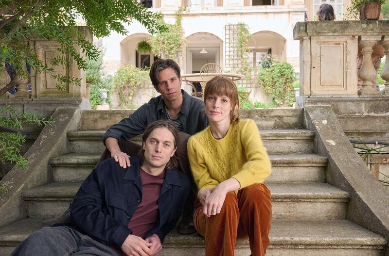 Camille (Stéphane Caillard, re.) steht zwischen Martin (Abraham Wapler, Mi.) und Alexandre (Lucas Bravo, li.) – über drei Jahrzehnte und die Jahreszeiten des Lebens entwickelt sich daraus eine außergewöhnliche Liebesgeschichte. – Bild: Julien Vallon