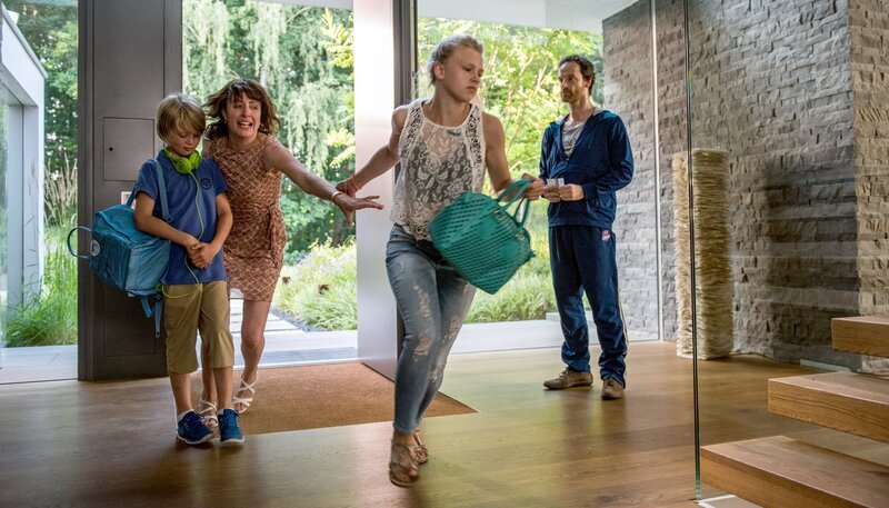 Heftig: Kommissar Peter Faber (Jörg Hartmann, r) beobachtet, wie Eva Dehlens (Maren Eggert, 2.v.l) ihren Kindern Mel (Sinje Irslinger, 2.v.r) und Leon (Leonard Klemm, l) vom Mord an ihrem Vater berichtet. – Bild: WDR/​Wolfgang Ennenbach