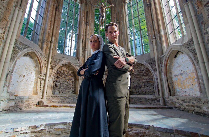 Es sprühen nicht nur verbal die Funken zwischen dem zynisch auftretenden Werbeprofi Conrad (David Rott) und der idealistischen Ordensschwester Charlotte (Kristin Suckow). – Bild: ARD Degeto/Thomas Neumeier Es sprühen nicht nur verbal die Funken zwischen dem zynisch auftretenden Werbeprofi Conrad (David Rott) und der idealistischen Ordensschwester Charlotte (Kristin Suckow). – Bild: ARD Degeto/Thomas Neumeier