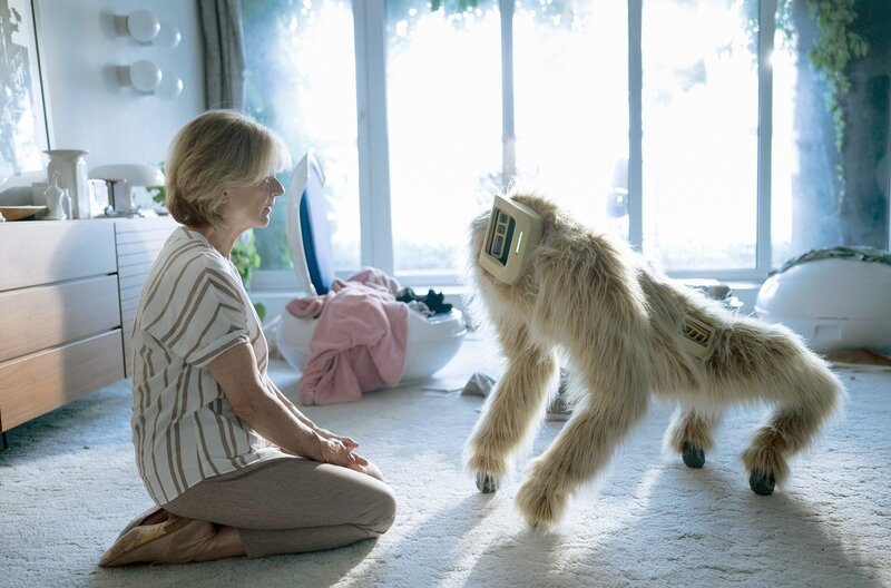 Hana (Tatjana Medvecká) hat mit dem Tod ihres Mannes zu kämpfen. Ihr letzter verbliebener Begleiter ist Roboterhund Arlo.; Zur ARTE-Sendung Ein neuer Himmel Hana (Tatjana Medvecká) hat mit dem Tod ihres Mannes zu kämpfen. Ihr letzter verbliebener Begleiter ist Roboterhund Arlo. © Xova Film/​Lukáš Havlena Foto: ARTE Honorarfreie Verwendung nur im Zusammenhang mit genannter Sendung und bei folgender Nennung „Bild: Sendeanstalt/​Copyright“. Andere Verwendungen nur nach vorheriger Absprache: ARTE-Bildredaktion, Silke Wölk Tel.: +33 3 90 14 22 25, E-Mail: bildredaktion@arte.tv – Bild: Xova Film/​Lukáš Havlena