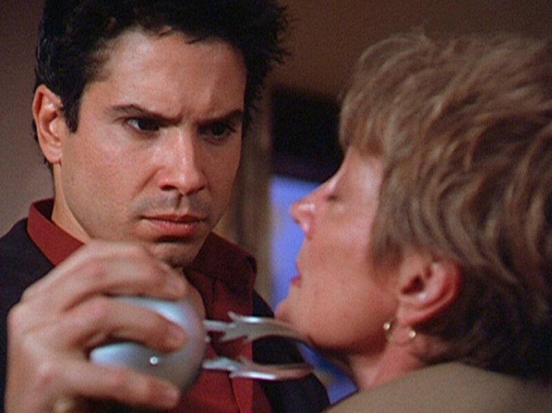 Tom Peters (Marco Sanchez, l.) soll als Beweis seiner Dämonentauglichkeit seine Mutter (Shirley Prestia, r.) töten … – Bild: Paramount Pictures Lizenzbild frei