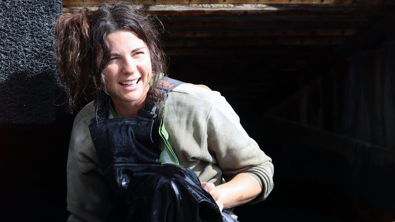 Tatiana Costa looking happy and smiling during clean up – Bild: Warner Bros. Discovery, Inc.