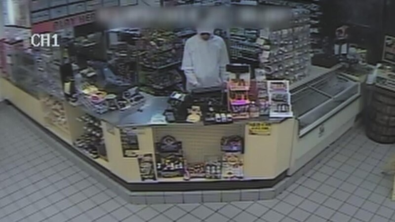 Aufnahmen der Überwachungskamera: Skyy Mims hinter dem Schalter – Bild: RTL /​ Arrow International Media