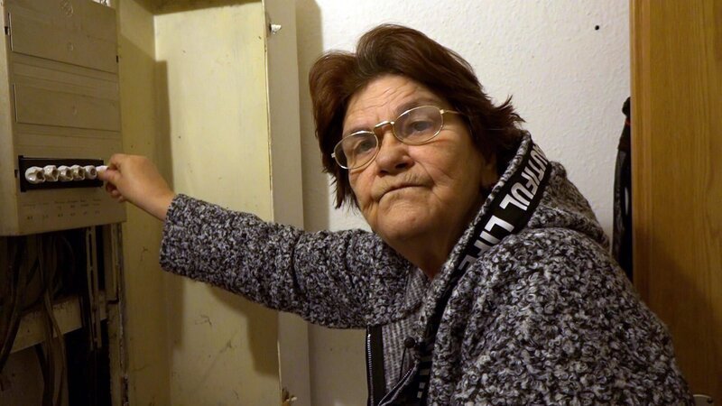 Bei Regina (69) läuft gerade alles schief – die Rentnerin hat einen kompletten Stromausfall in ihrer Einzimmerwohnung.; Bei Regina (69) läuft gerade alles schief – die Rentnerin hat einen kompletten Stromausfall in ihrer Einzimmerwohnung. – Bild: RTL Zwei