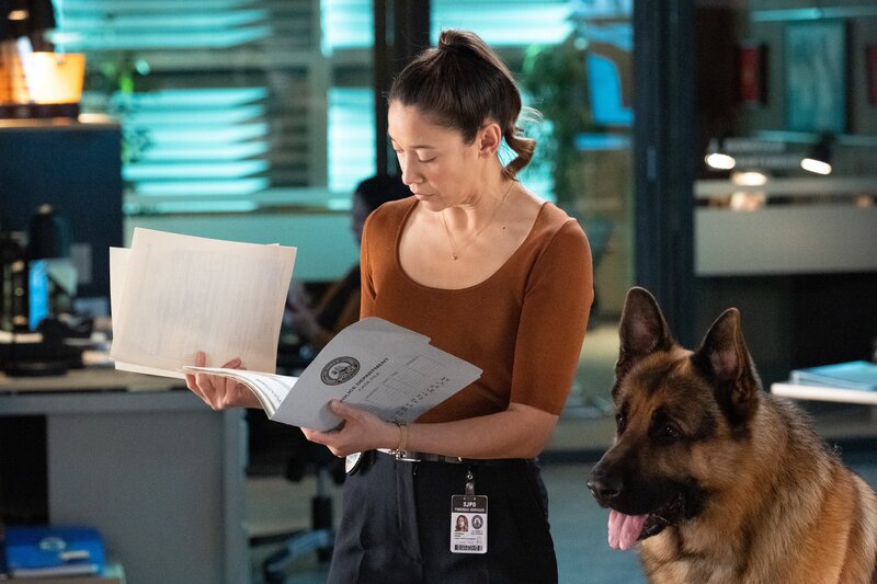 Sarah Troung (Mayko Nguyen) und Rex (Diesel vom Burgimwald) – Bild: Vaida Nairn