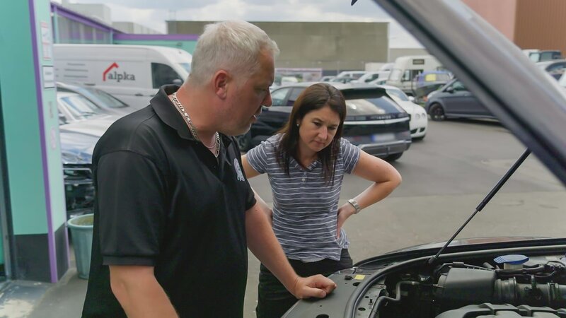 Pam and Norman at the engine bay of the VW Touareg – Bild: Warner Bros. Discovery, Inc. or its subsidiaries and affiliates. All rights reserved. /​ Philipp Kuepper
