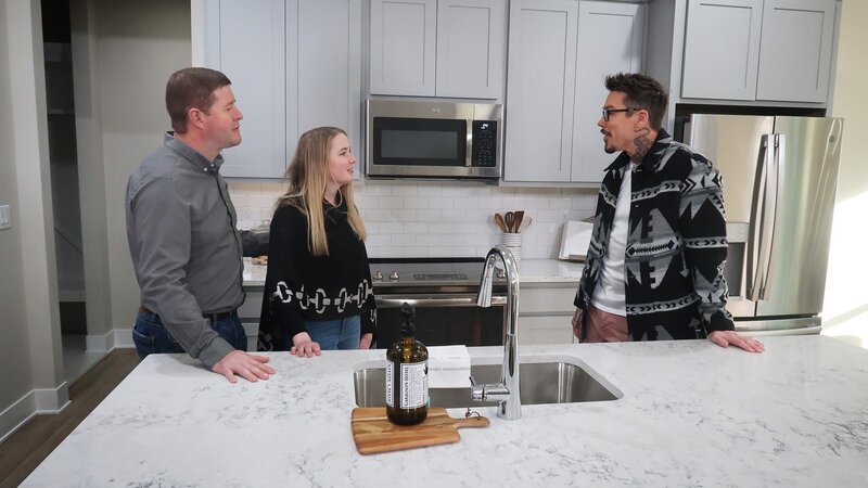 Ein frisch verheiratetes Paar aus Des Moines, Iowa, konnte sein Glück kaum fassen, als sie zum Start in ihr gemeinsames Leben im Lotto gewannen. – Bild: HGTV