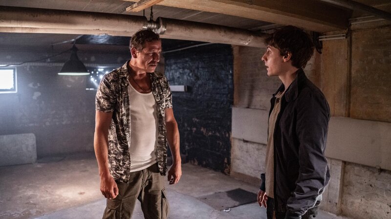 Mike Berger (Gerdy Zint, l.) trifft Lukas (Filip Januchowski, r.) in der alten Lagerhalle. – Bild: Sat.1 emotions
