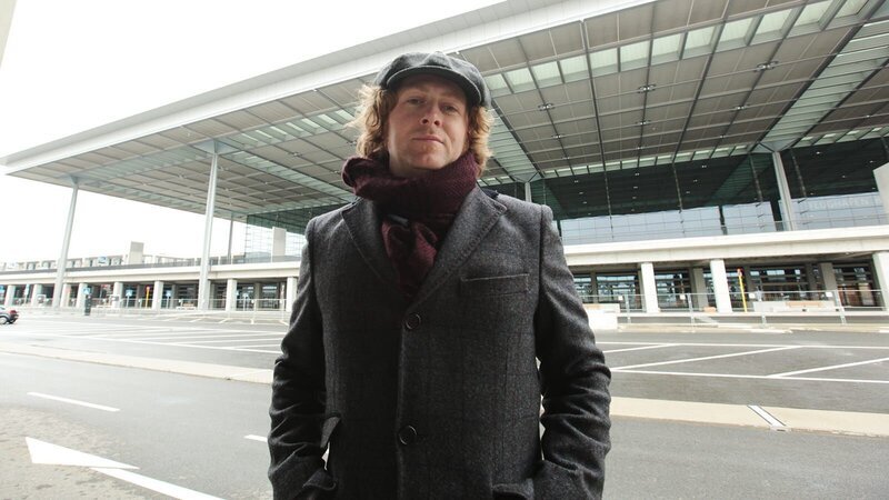 Berlin (Berlin Airport): Hero shot of Justin (tight). – Bild: For merchandising, publishing & ancillary products check talent contract, appearance & property releases./​Steve Robson