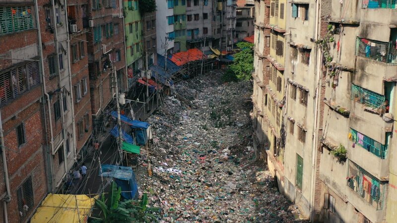 Die Menschen von Dhaka (Bangladesch) leben inmitten von Müllbergen aus Plastik. – Bild: ZDF und Imazins Die Menschen von Dhaka (Bangladesch) leben inmitten von Müllbergen aus Plastik. – Bild: ZDF und Imazins