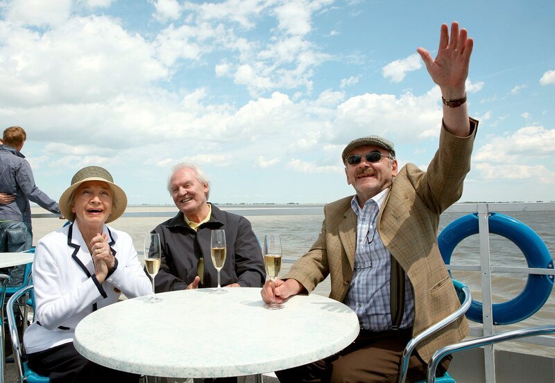 „Der Winzerkönig“, „Zukunftspläne.“ Mit großer Freude eröffnet Thomas seiner Verlobten Claudia die Hausbaupläne, die er mit dem Architekten hinter ihrem Rücken erarbeitet hat. Claudia fühlt sich übergangen. Sohn Paul muss erfahren, dass Edinas Beziehung zu ihrem Koch nicht nur platonisch ist. Paul versteht die Welt und die Frauen nicht mehr und flieht nach Wien zu seinem Freund Markus. Nach Tagen der Sorge wird er gefunden. Claudia holt Paul aus Wien, sie sprechen sich aus. In vergnügter Stimmung heimfahrend verunglücken die beiden.Im Bild (v.li.): Christine Ostermayer (Hermine Schnell), Wolfgang Hübsch (Gottfried Schnell), Branko Samarovski (Blasius Schmalzl). – Bild: SWR/​ORF/​Petro Domenigg