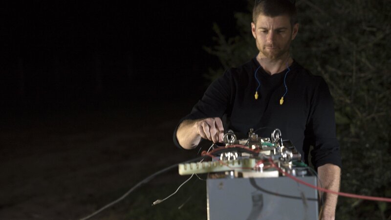 Aron Koscko, Builder of the „Death Ray“ during Tesla Coil electrical output test. – Bild: PLURIMEDIA (Discovery Communications)