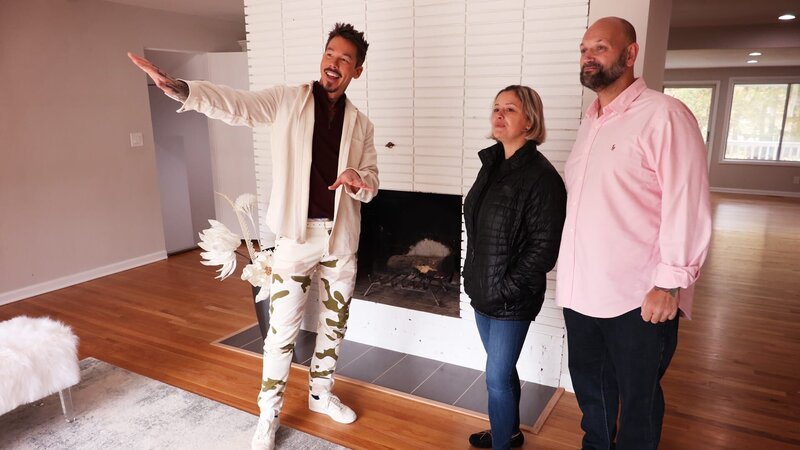 Ein ehemaliges Polizistenpaar gewann eine ordentliche Summe im Lotto. Sie investieren das Geld in ein neues Zuhause für sich und ihre fünf Kinder. Der Immobilienexperte David Bromstad begibt sich auf die Suche nach einem großen Haus, das zur Familie passt und ihren extrem hohen Erwartungen entspricht. – Bild: HGTV