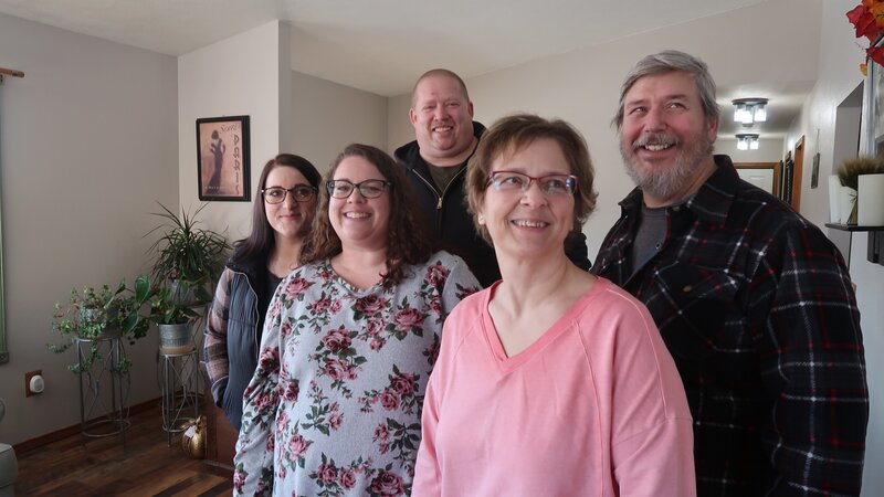 Marsha & Daniel Thompson and family Shantell McGraw, Rebecca Irwin and Nathan Hayes inside Sunset Overlook house. – Bild: Scripps Networks, LLC. All Rights Reserved.