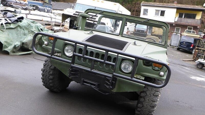 Militärlastwagen. – Bild: Warner Bros. Discovery