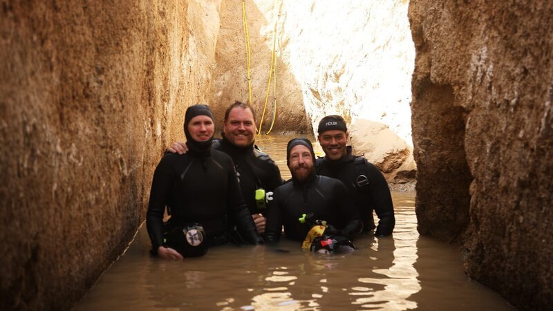 Josh Gates (2.v.l.) mit seinem Taucherteam. – Bild: Warner Bros. Discovery