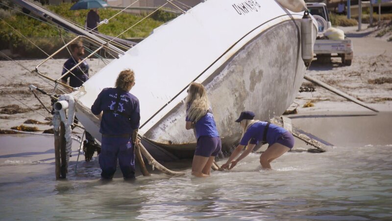 Geographe Marine Salvage and Rescue recover a ten-meter-long yacht. – Bild: DMAX