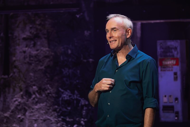 Zu Gast bei Till Reiners: Comedy-Legende Johann König mit einem gewagten Vergleich zwischen dem Gastgeber und einem US-Präsidenten – Bild: ZDF und Hannes Thun