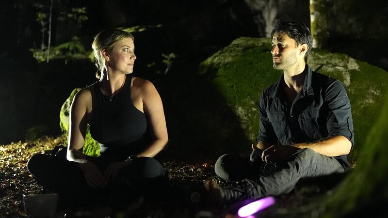 Late at night, Phil T. and Heather A. investigate in the forest. – Bild: Warner Bros. Discovery, Inc. or its subsidiaries and affiliates. All rights reserved.