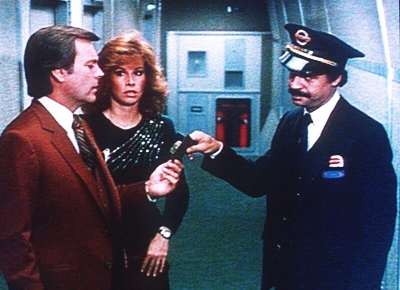 Zur Überraschung von Jennifer (Stefanie Powers, M.) und Jonathan (Robert Wagner, l.) stellt sich der Schaffner des Zuges (Ron Glass, r.) als Justizbeamter heraus. – Bild: Columbia Pictures
