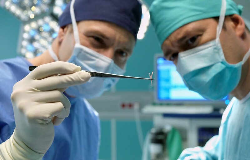 Bernhard Bettermann (li.) spielt Dr. Martin Stein und Thomas Koch spielt Dr. Philipp Brentano (re.) – Bild: MDR/​Saxonia Media/​Kiss