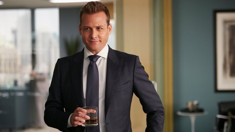 Obwohl Harvey (Gabriel Macht) sich oft eher emotional verhalten gibt, scheint ausgerechnet er als Einziger seinem ehemaligen Schützling als Freund zur Seite zu stehen, als dieser dringend auf Hilfe angewiesen ist. – Bild: ZDFneo